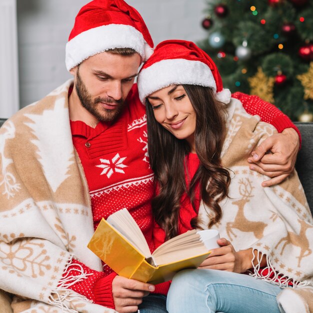 Uomo e donna leggendo un libro interessante