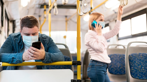 Uomo e donna mantenendo la distanza sociale