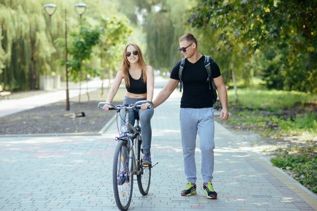 Uomo e donna nel parco