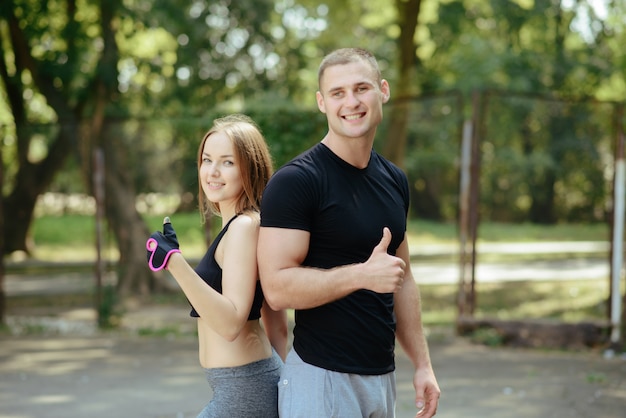 Uomo e donna nel parco