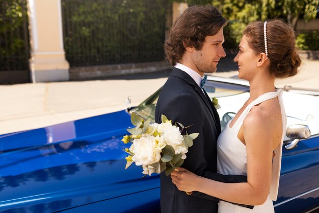 Uomo e donna sorridente di vista laterale