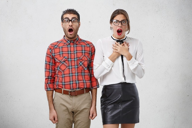 Uomo e donna vestiti formalmente