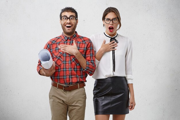 Uomo e donna vestiti formalmente