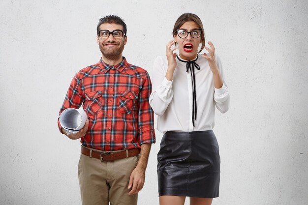 Uomo e donna vestiti formalmente