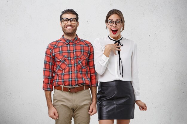 Uomo e donna vestiti formalmente