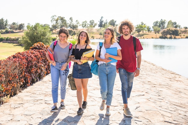 Uomo e donne che camminano dagli studi