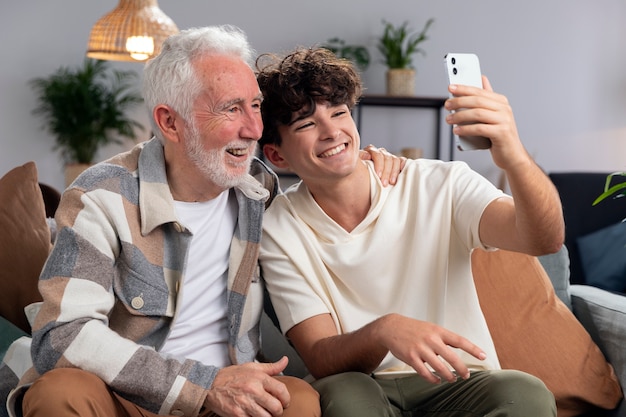 Uomo e nonno a tiro medio che si fanno selfie