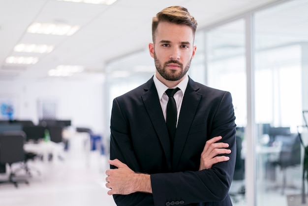 Uomo elegante con amrs incrociate