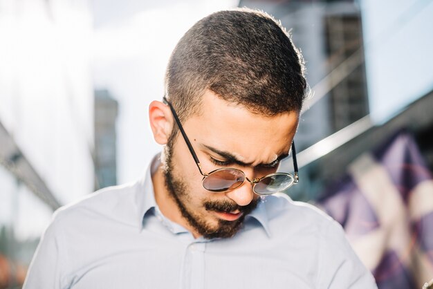 Uomo elegante in occhiali da sole