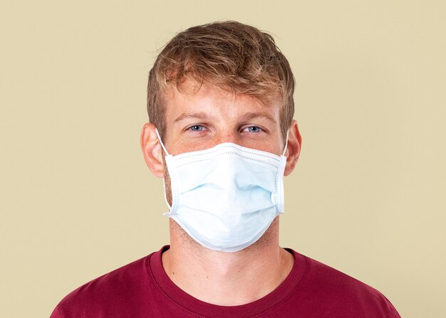 Uomo europeo mockup psd che indossa una maschera facciale nella nuova normalità