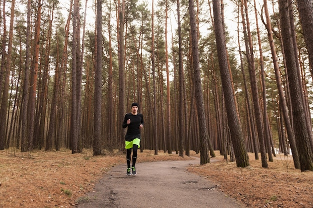 Uomo fare jogging nei boschi