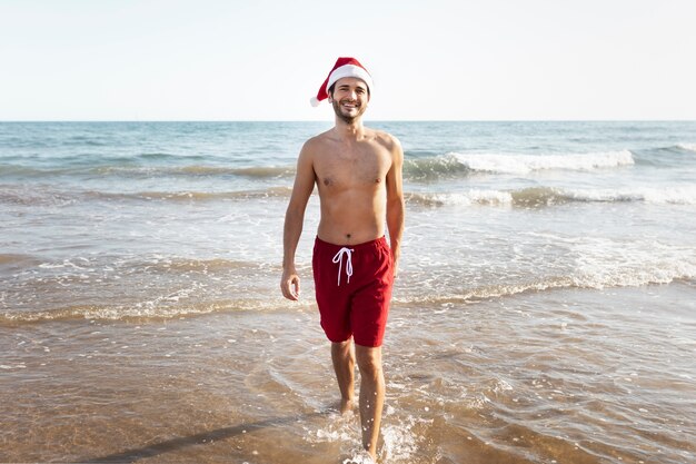 Uomo felice a tutto campo in riva al mare