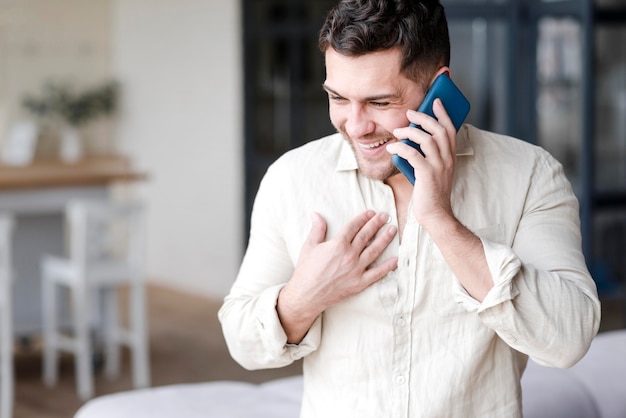 Uomo felice che parla al telefono