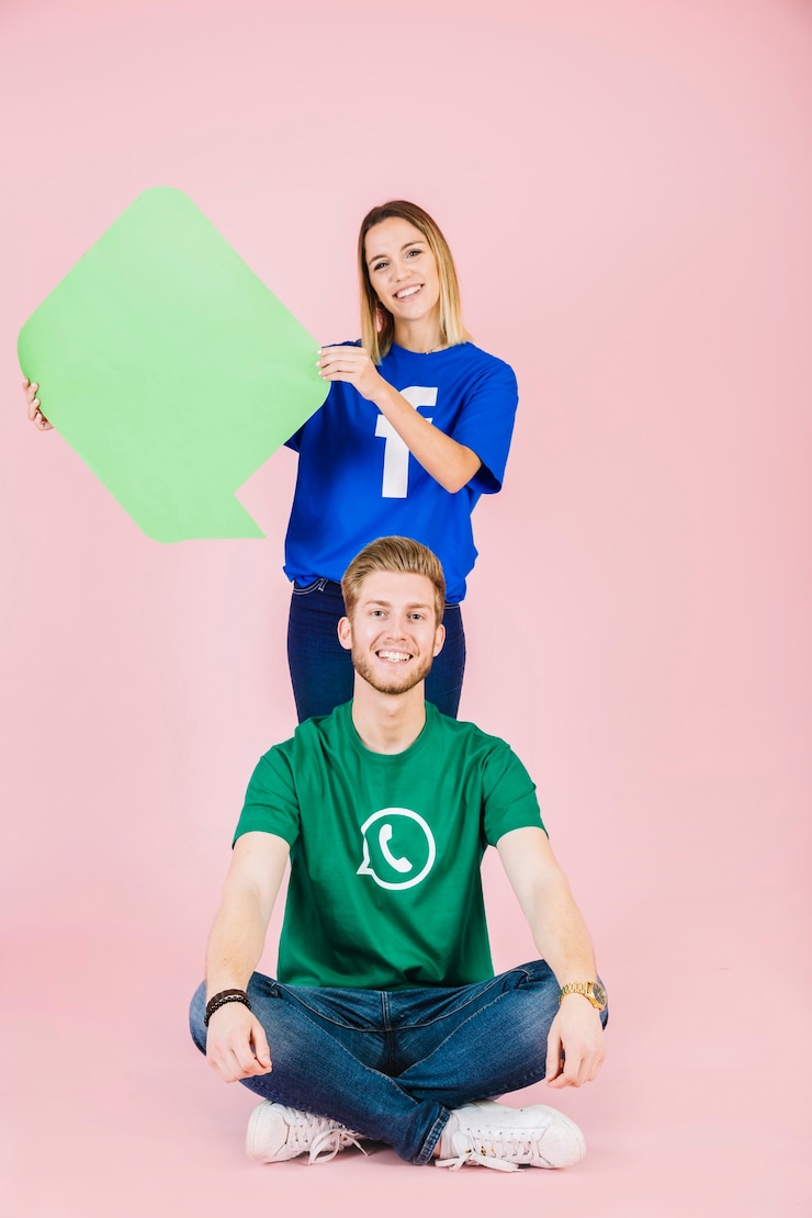 Foto gratuito uomo felice che si siede davanti alla donna che tiene fumetto verde vuoto