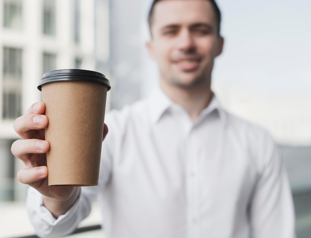 Uomo felice che tiene tazza di caffè