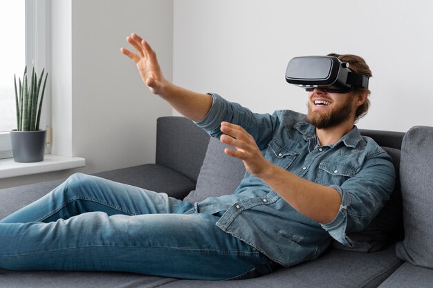 Uomo felice con gli occhiali vr colpo medio