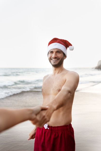 Uomo felice di vista laterale con il cappello della santa