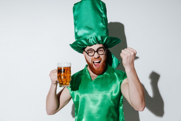 Uomo felice nella birra della tenuta del costume di St.patriks