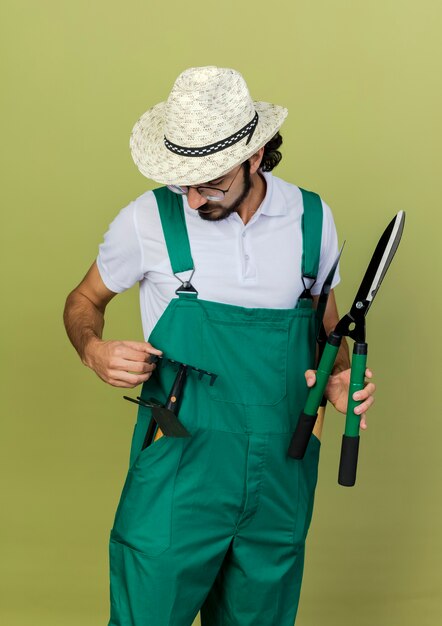 Uomo fiducioso giardiniere con occhiali ottici che indossa cappello da giardinaggio