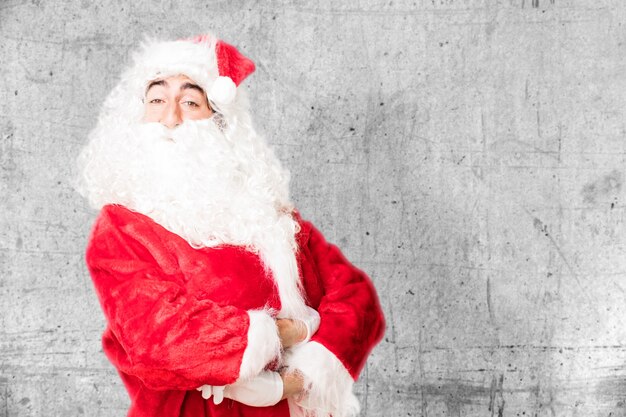 uomo fiero con il costume di Babbo Natale