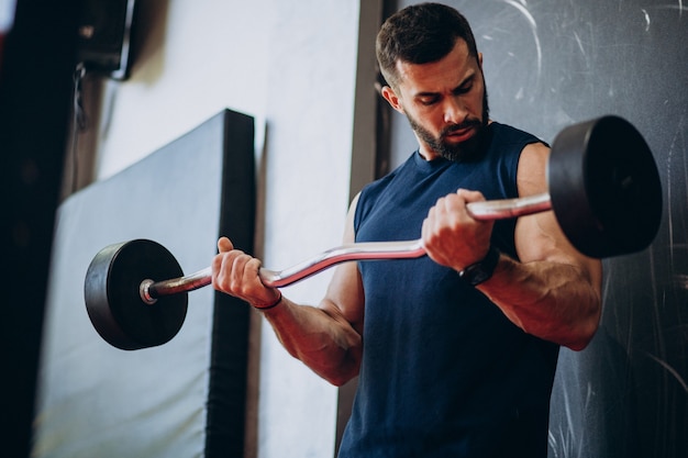 Uomo forte allenamento in palestra