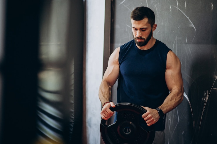Foto gratuito uomo forte allenamento in palestra