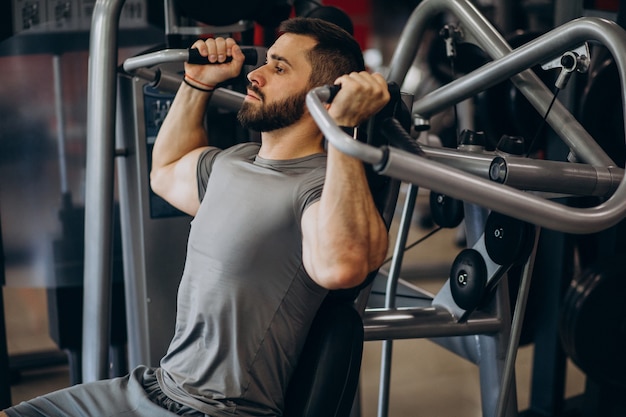 Uomo forte allenamento in palestra