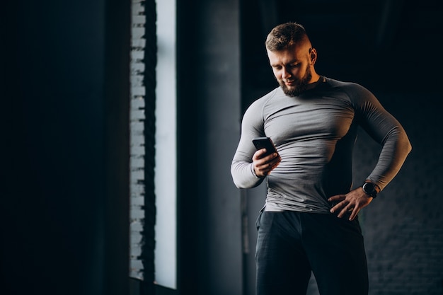 Uomo forte che si esercita in palestra