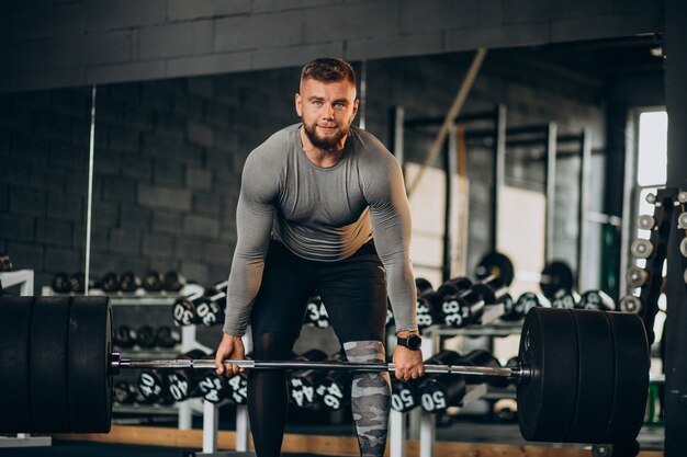 Uomo forte che si esercita in palestra