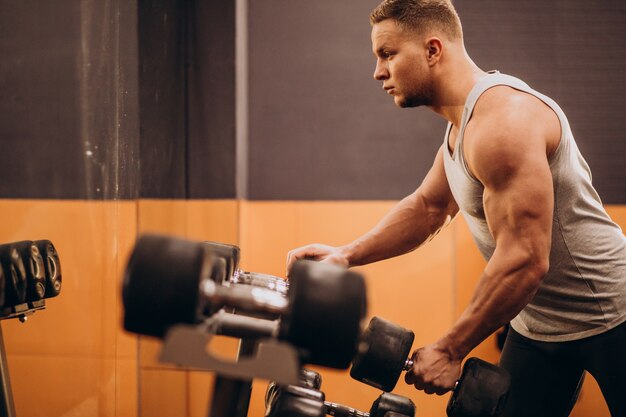 Uomo forte che si esercita in palestra