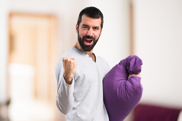 Uomo fortunato in pigiama