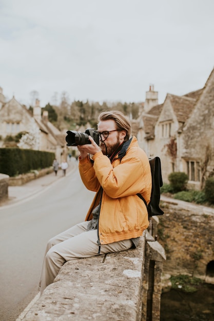 Uomo fotografo che scatta foto nel villaggio