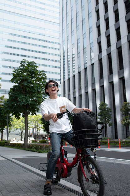 Uomo giapponese con la sua bici all'aperto