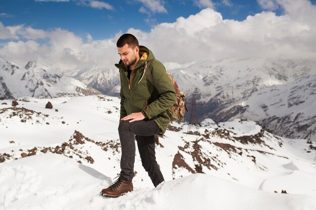 Uomo giovane hipster, escursioni in montagna, vacanze invernali in viaggio