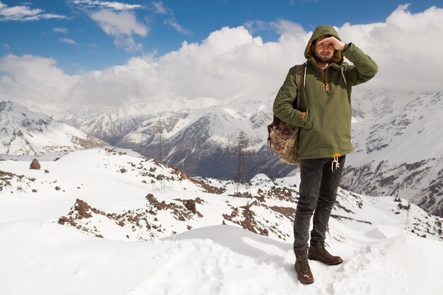 Uomo giovane hipster, escursioni in montagna, vacanze invernali in viaggio