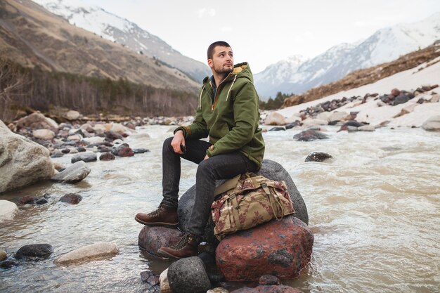 Uomo giovane hipster, natura selvaggia, vacanze invernali, escursionismo