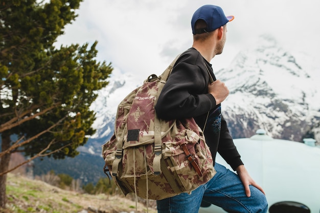 Uomo giovane hipster seduto in montagna