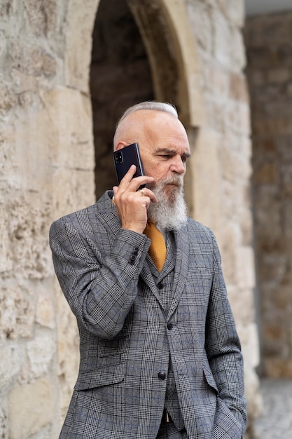 Uomo in abiti formali che parla al telefono