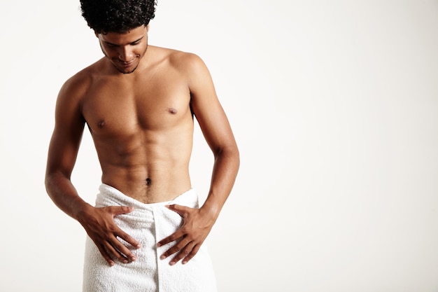 Uomo in asciugamano bianco Corpo dell'uomo di bellezza