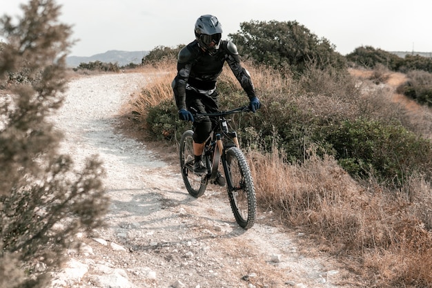 Uomo in attrezzatura per mountain bike all'aperto