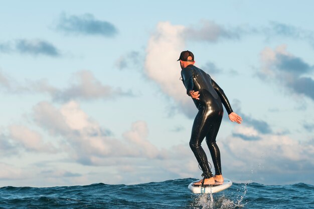 Uomo in attrezzatura speciale che fa surf alle hawaii