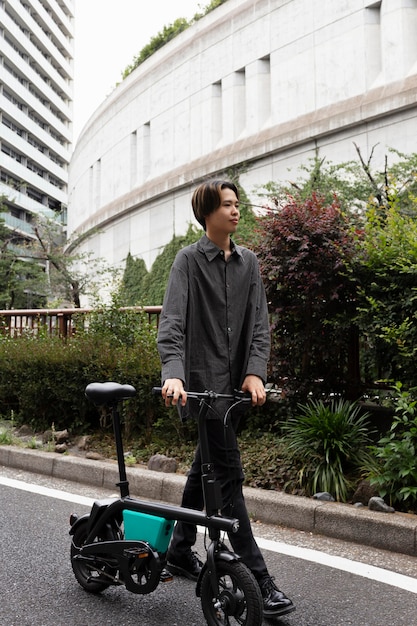 Uomo in bicicletta in città