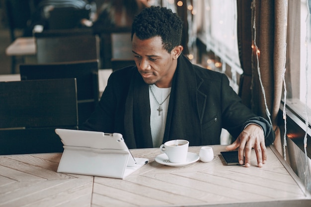 Uomo in caffè