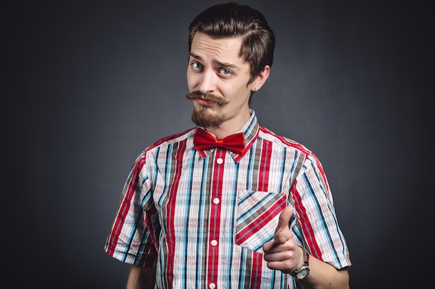 Uomo in camicia a quadri e farfallino in studio