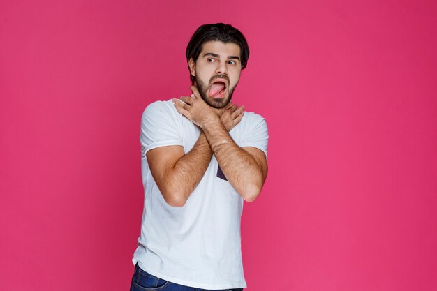 Uomo in camicia bianca che si sente nervoso per qualcosa.