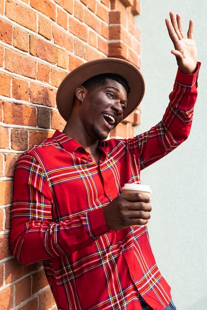 Uomo in camicia rossa che fluttua