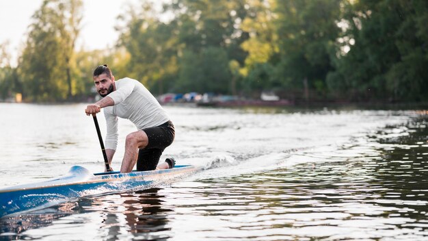 Uomo in canoa per bambini