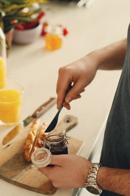 Uomo in cucina