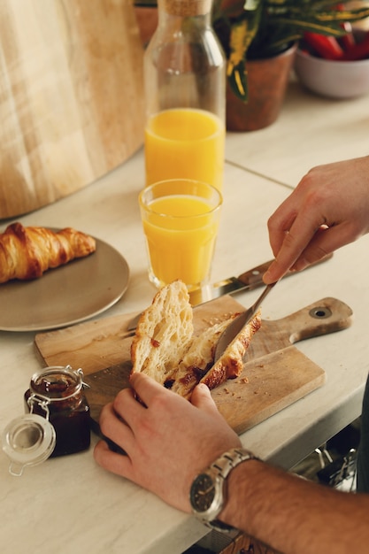 Uomo in cucina