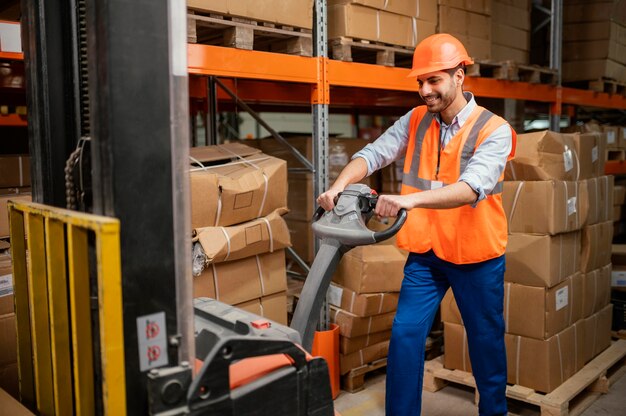 Uomo in equipaggiamento di sicurezza sul lavoro